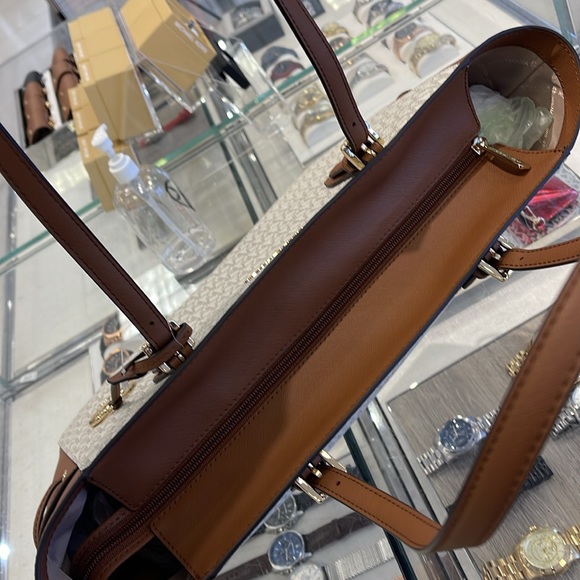 MICHAEL KORS GILLY LARGE DRAWSTRING TRAVEL SHOULDER TOTE SIGNATURE 
VANILLA 
NWT - Picture 7 of 16